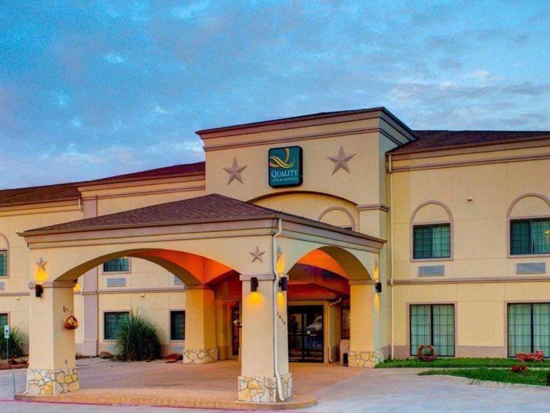 Quality Inn & Suites - Glen Rose Exterior photo