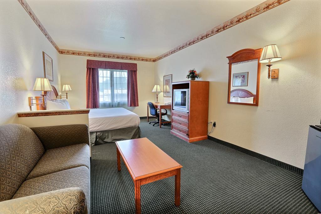 Quality Inn & Suites - Glen Rose Room photo